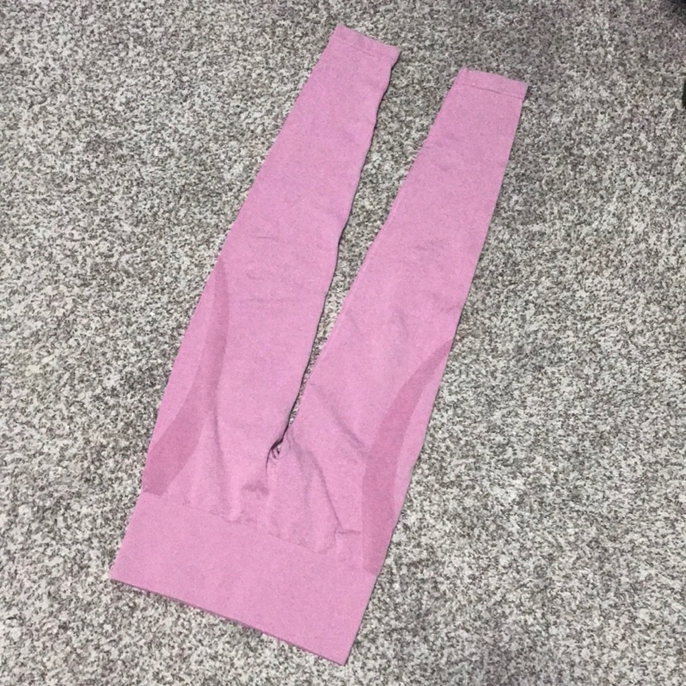 Contour seamless pink leggings by the brand NVGTN